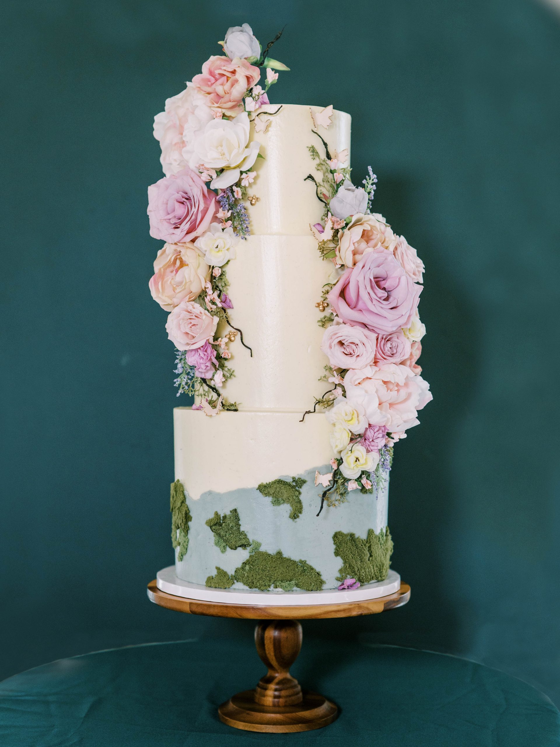 The Art of Indulgence: Artful Cake and Invitation Pairings