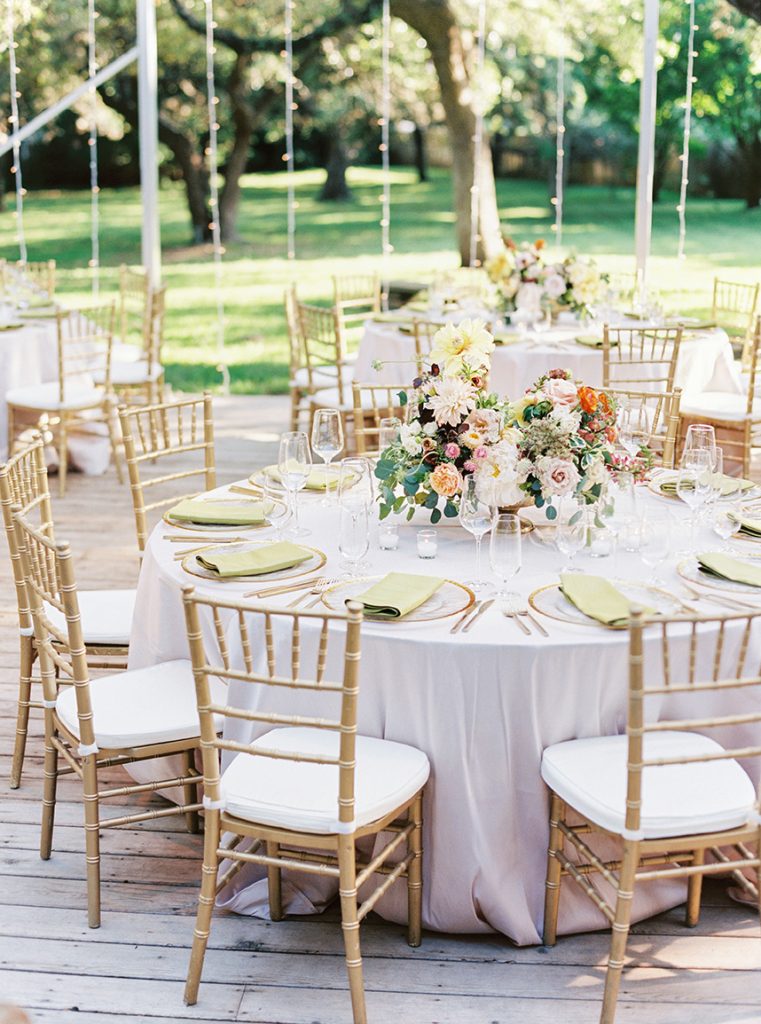 round wedding table + tips for creating guest list