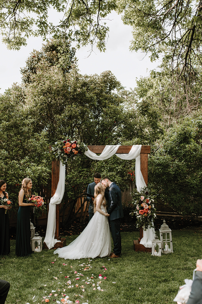 This Intimate Backyard Wedding Had The Dreamiest Decor - Wed Society Oklahoma This Intimate Backyard Wedding Had The Dreamiest Decor - Wed Society Oklahoma