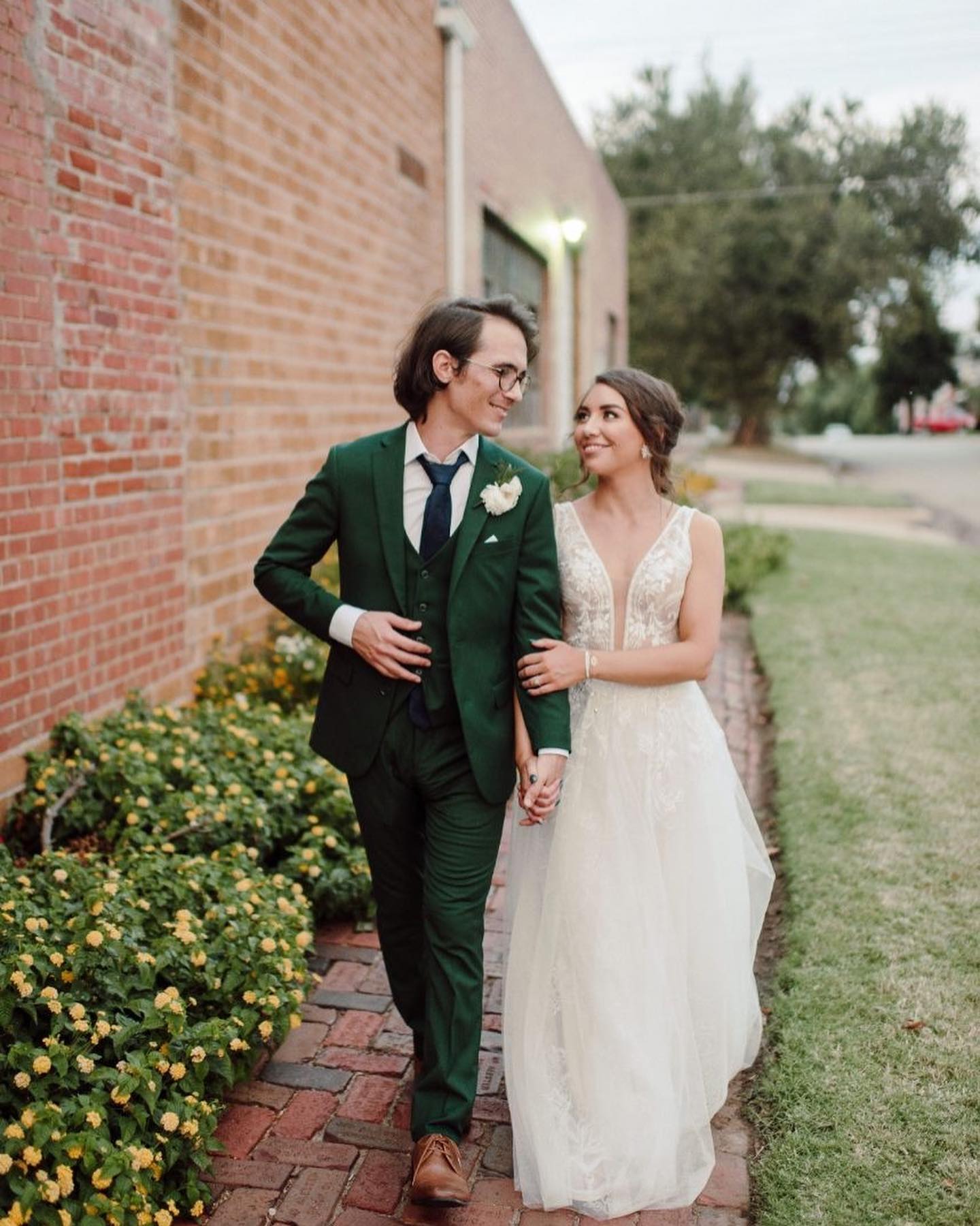 An Art Deco Wedding Boasting Emerald Green and Gold Accents