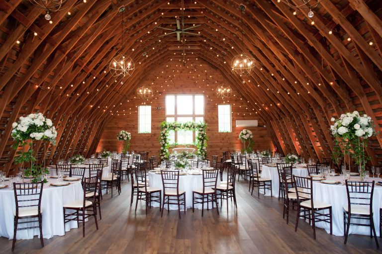 Upscale Wooden Barn wedding venue in leesburg virginia