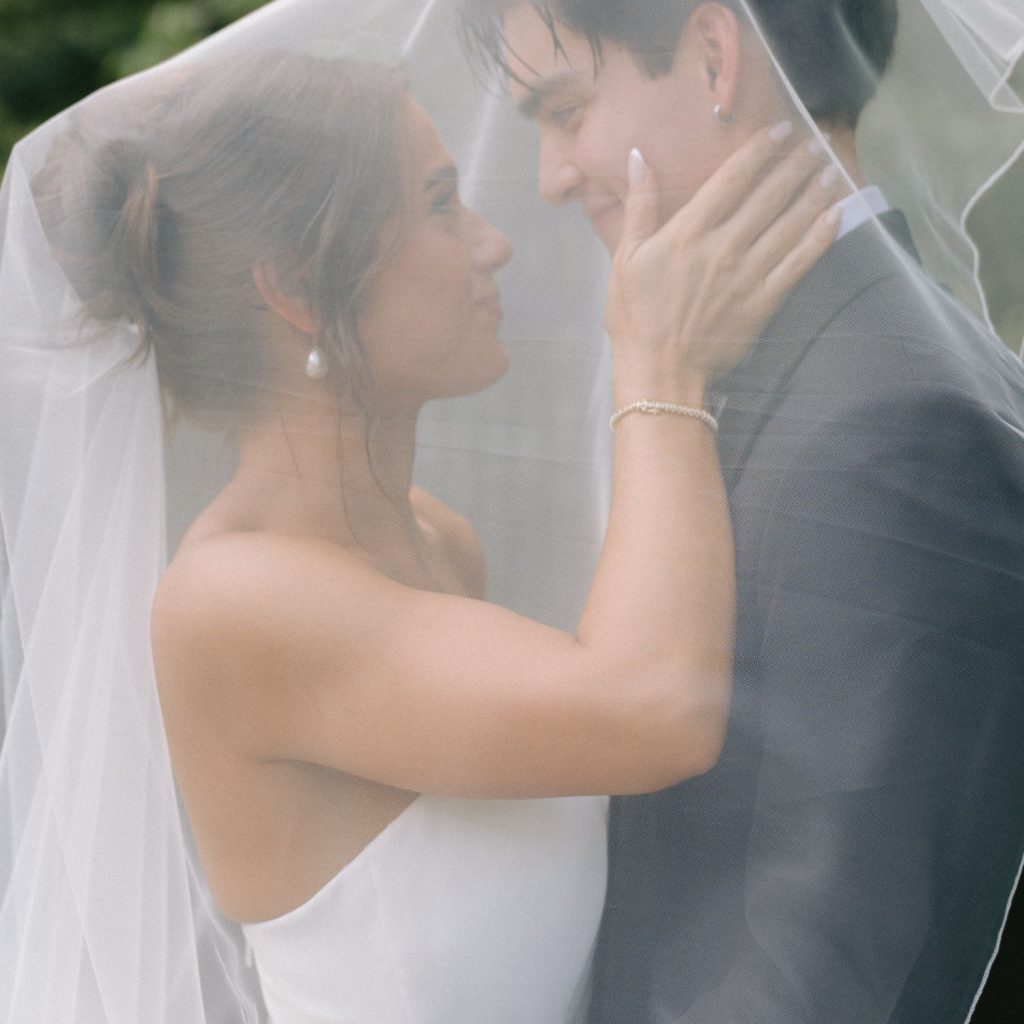 Kali-and-Zack-Bluffs-at-Conner-Prarie-Wedding-Alison-Mae-PhotographyAMP02962.jpg