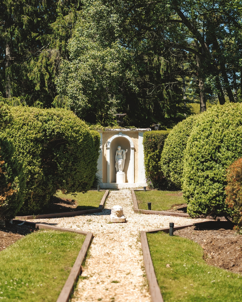 garden wedding with scultures